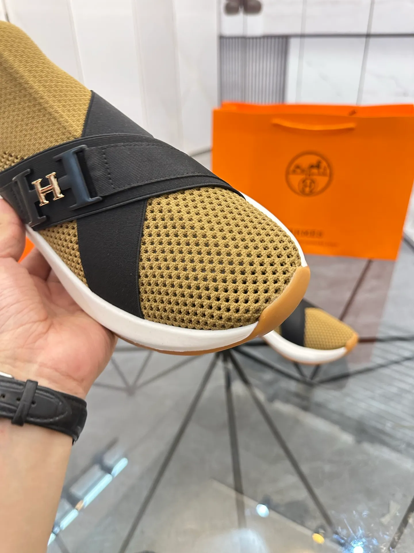 Men's shoes: 💰P620¥ High-end top quality Product trademark: Hermes *"Hermès*" low-top casual shoes Regular size: 38-45 (can be customized to 46) Product materials: Upper imported from the counter original fly weave, breathable lining, cowhide foot pads, original outsole. No.: 001